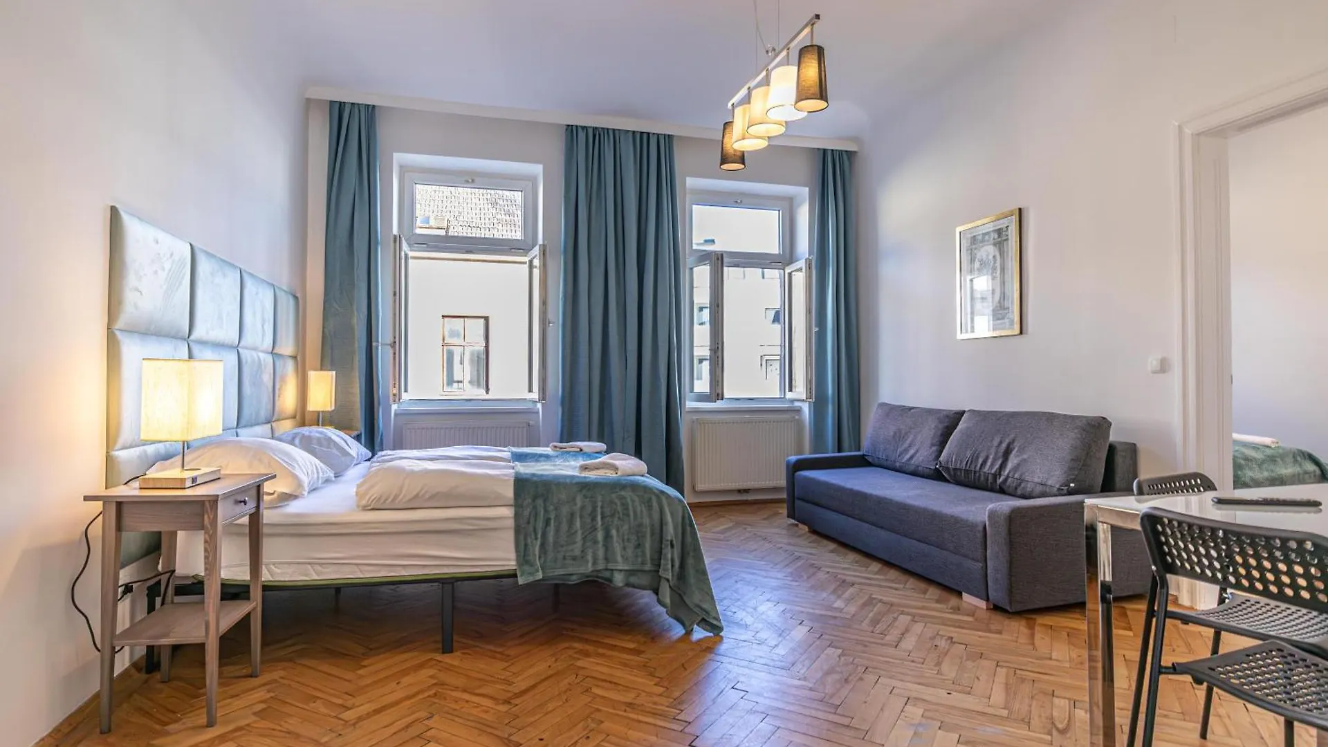 Comfortable & Amazing 2 Bedroom Hideaway W Local Flair Vienna Apartment